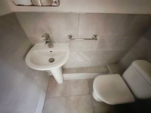 Guest WC- click for photo gallery